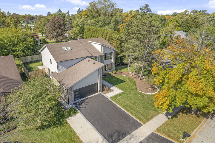 Property Photo:  1400 Kingsport Court  IL 60062 