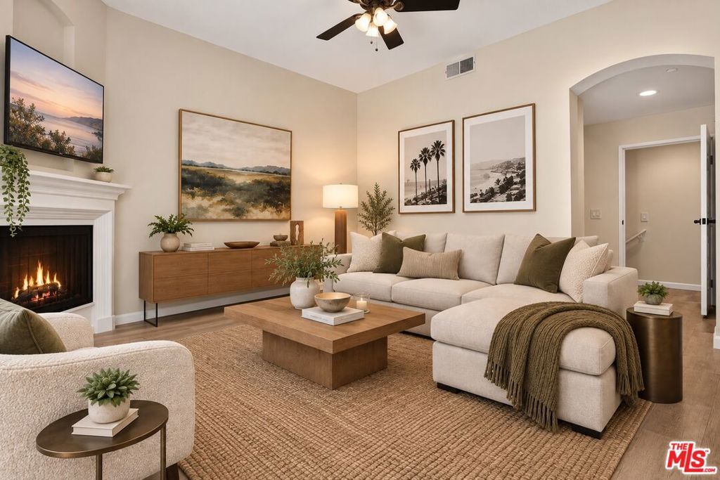Property Photo: 11112 La Maida Street 14 CA 91601