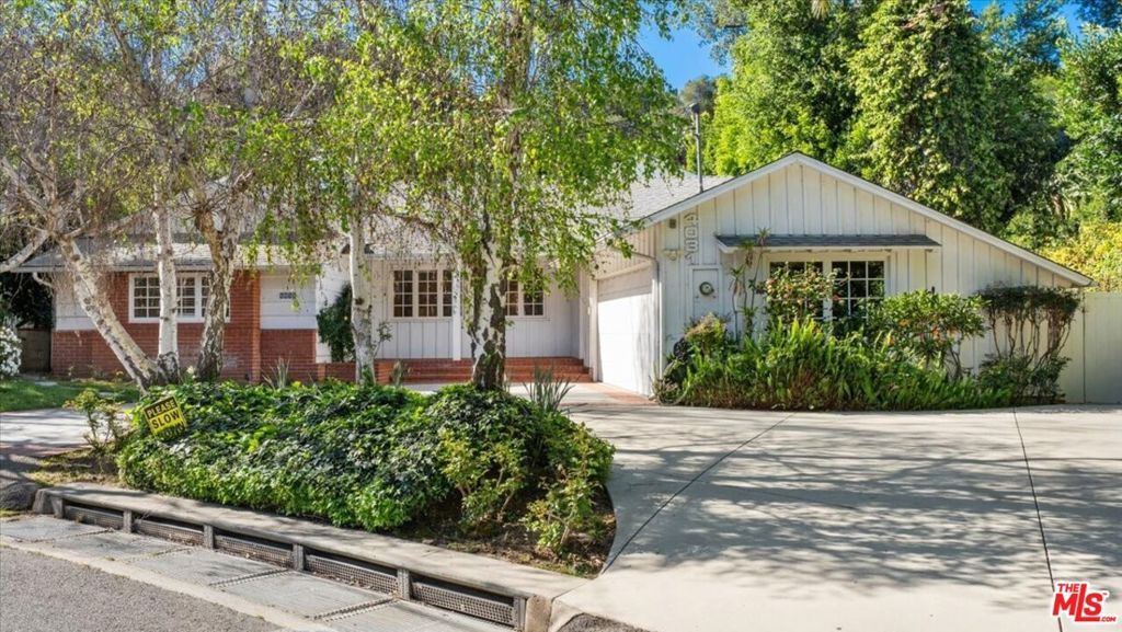 Property Photo: 4031 Hollyline Avenue CA 91423