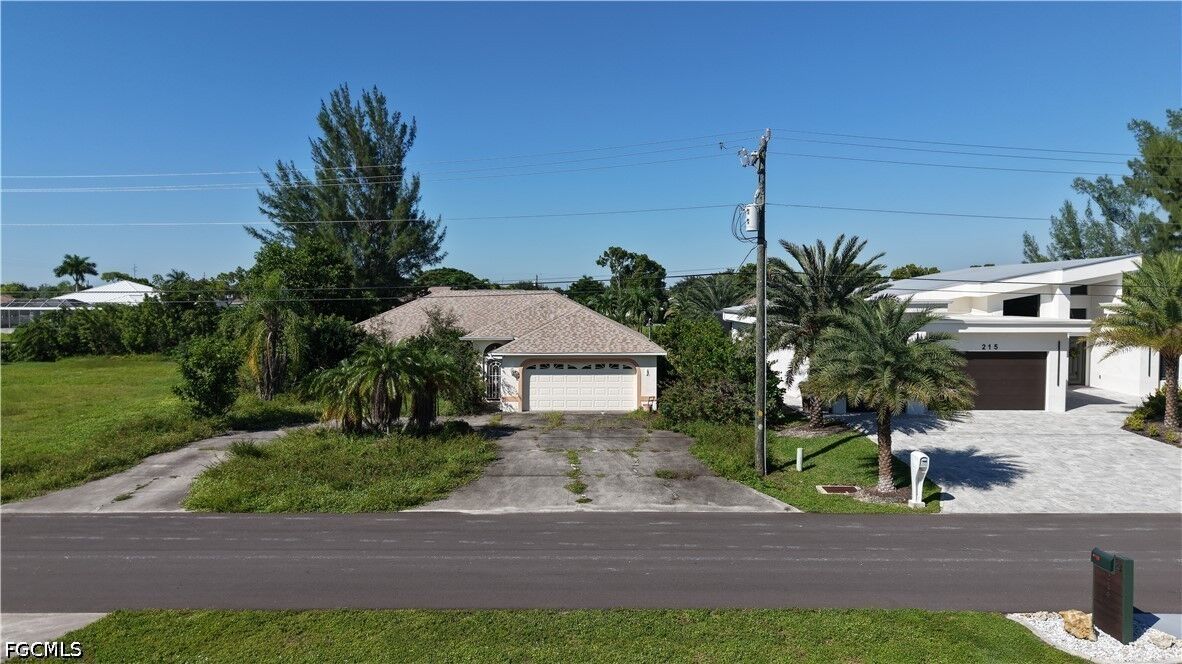 Property Photo: 209 SE 28th Terrace FL 33904