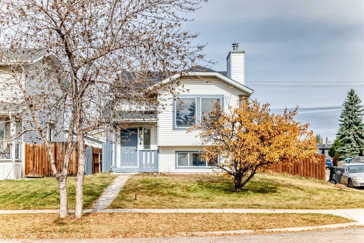 Property Photo:  68 Erin Park Drive SE  AB T2B 2Z9 