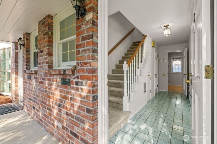 Property Photo:  1420  Bellevue Way  SE 8  WA 98004 