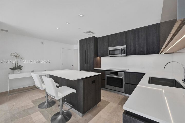 Property Photo: 88 SW 7th St 910 FL 33130
