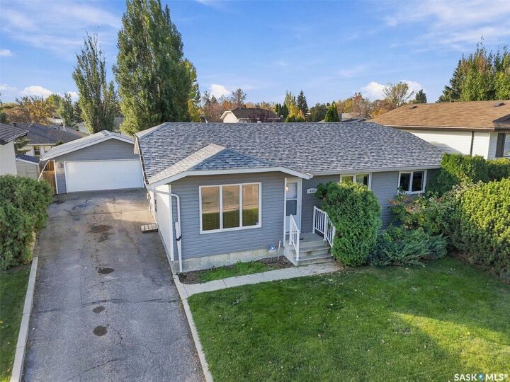 Property Photo:  411 Nesbitt Way  SK S7L 6S3 