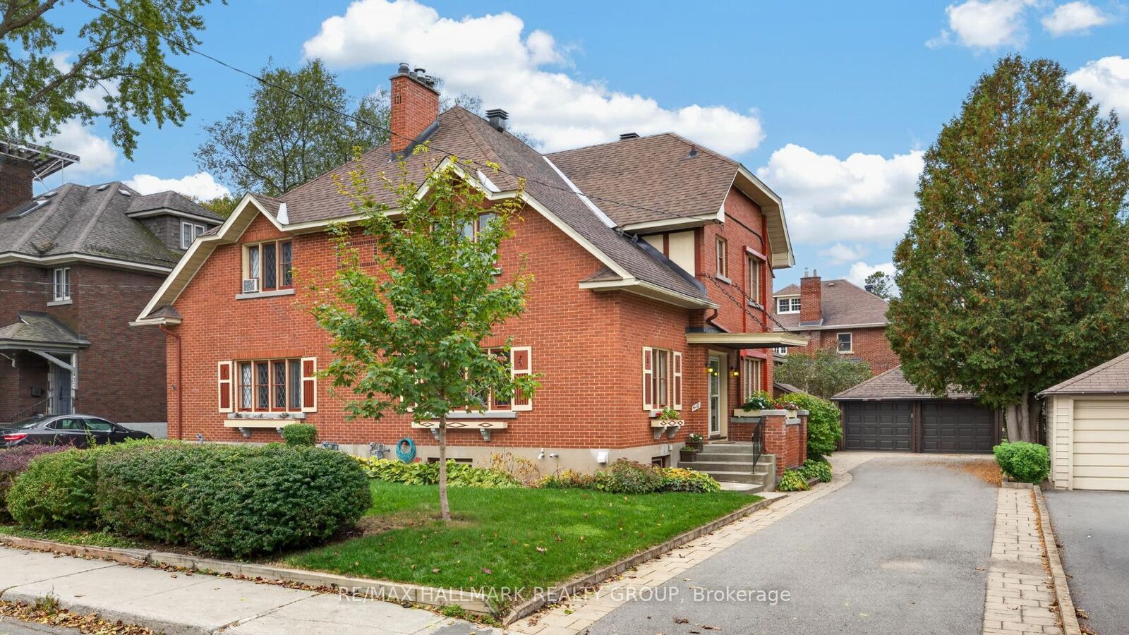 Property Photo: 418 Hamilton Avenue S ON K1Y 1E3
