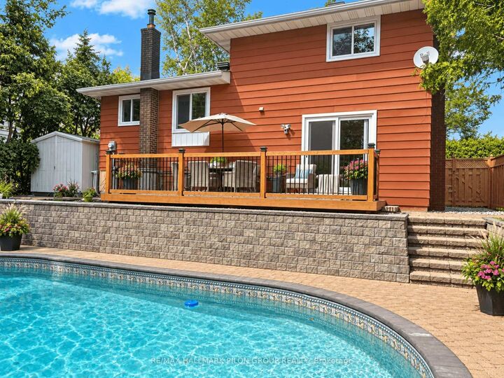 Property Photo:  16 Eastpark Drive  ON K1B 3Z8 