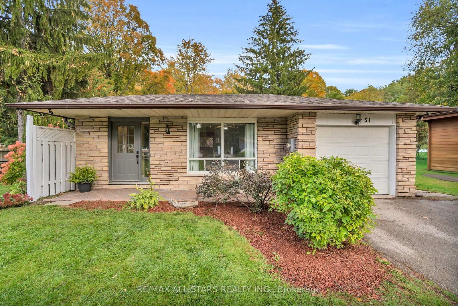 Property Photo:  51 Queen Street  ON L0E 1R0 