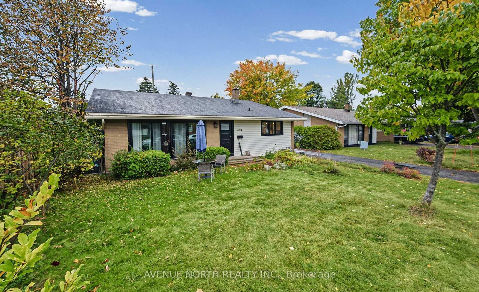 Property Photo: 1174 Maybank Street ON K2C 2W6