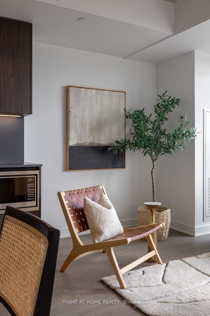 Property Photo:  2720 Dundas Street W 524  ON M6P 1Y2 