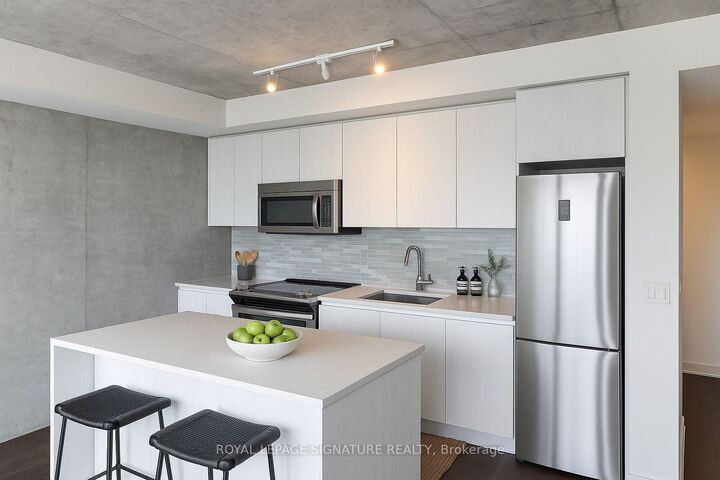 Property Photo:  111 Bathurst Street 1004  ON M5V 2R1 
