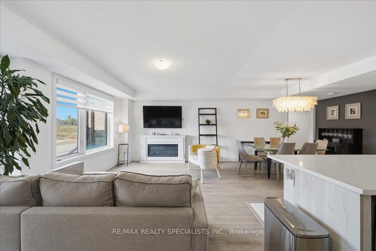 Property Photo:  32 Magnolia Lane  ON L9J 0N9 