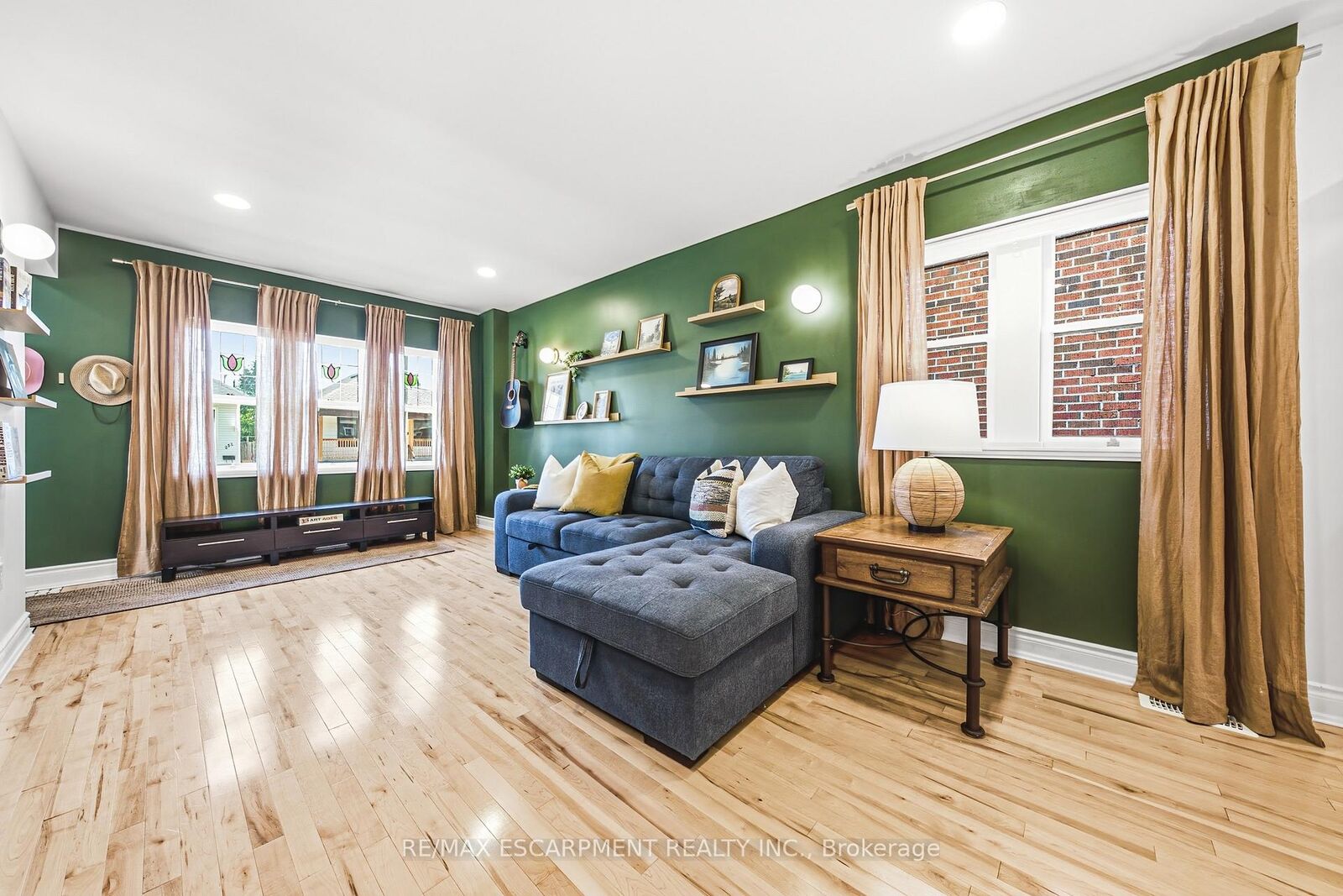 Property Photo:  255 Weir Street N  ON L8H 5G2 