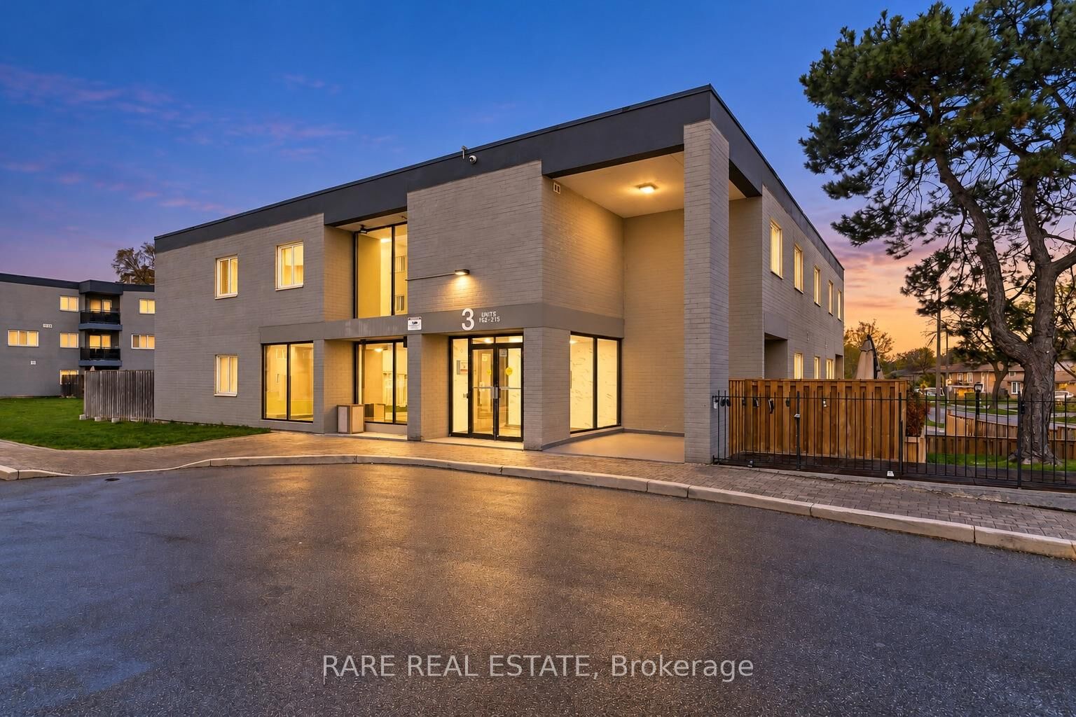 Property Photo:  2001 Bonnymede Drive 112  ON L5J 4H8 