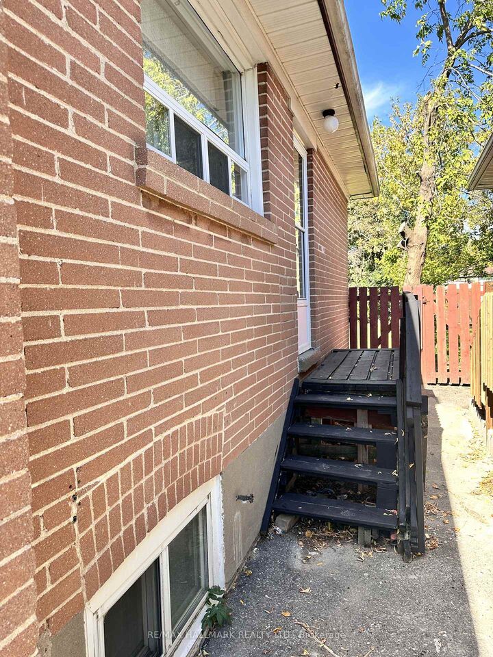 Property Photo:  88 Rockport Crescent Lower  ON L4C 2L8 