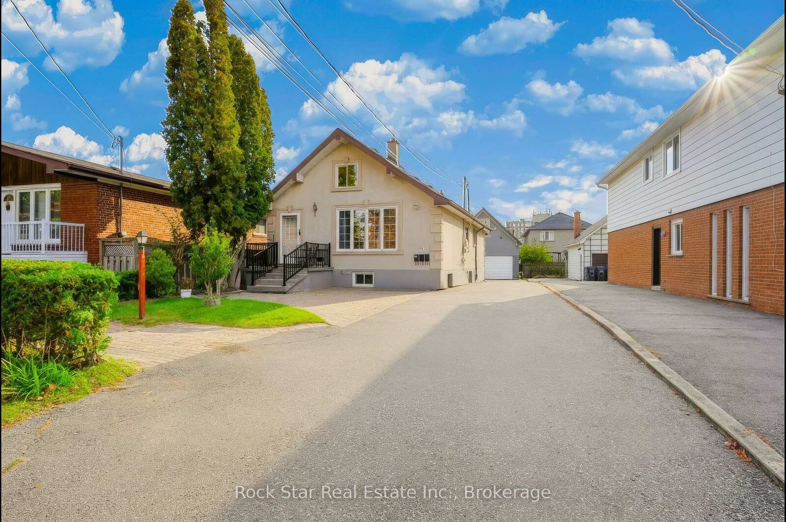 Property Photo:  1162 Northmount Avenue  ON L5E 1X9 
