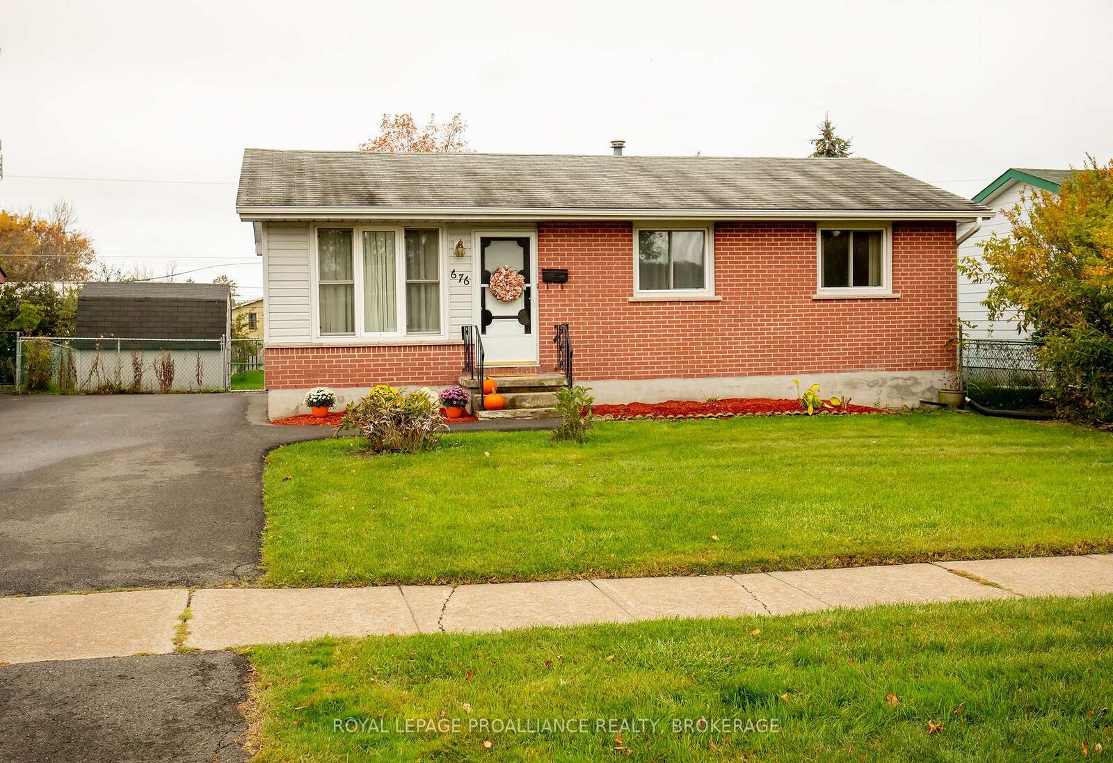 Property Photo:  676 Willis Street  ON K7M 6H3 