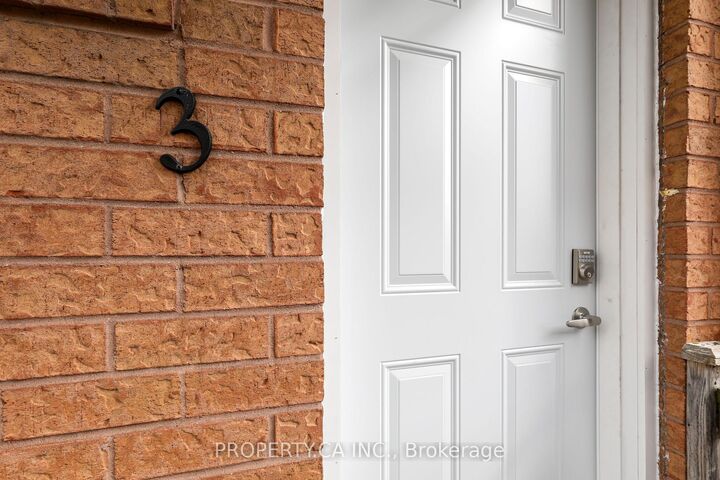 Property Photo:  121 Melrose Street 3  ON M8Y 1B4 
