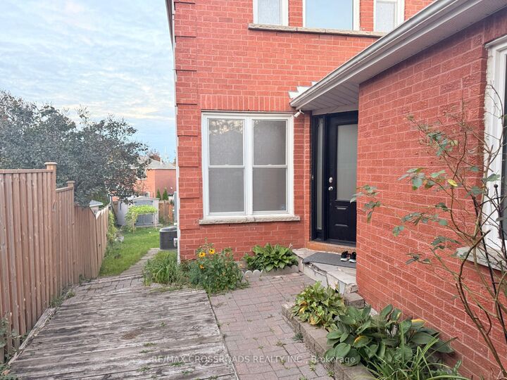 Property Photo: 21 Fernbank Place ON L1R 1S9