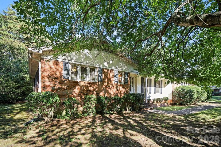 Property Photo:  402 Sunset Circle  NC 28034 