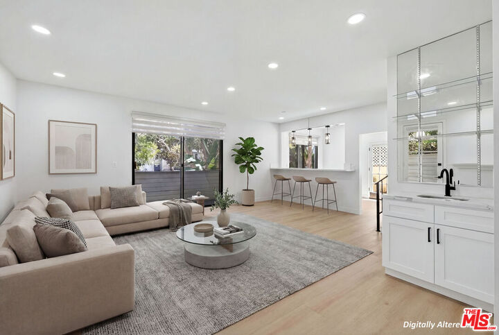 Property Photo:  1754 11th St, Unit 101  CA 90404 