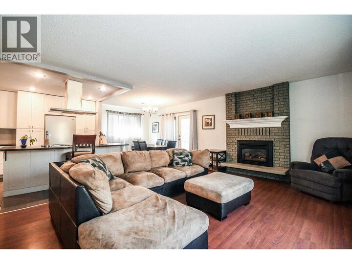 Property Photo:  122 Duncan Place  BC V2M 6T4 