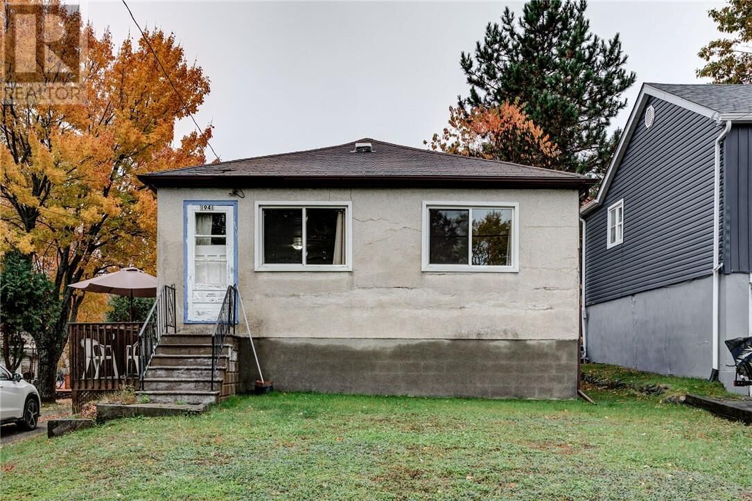 Property Photo:  1941 Keen  ON P3B 1Y6 