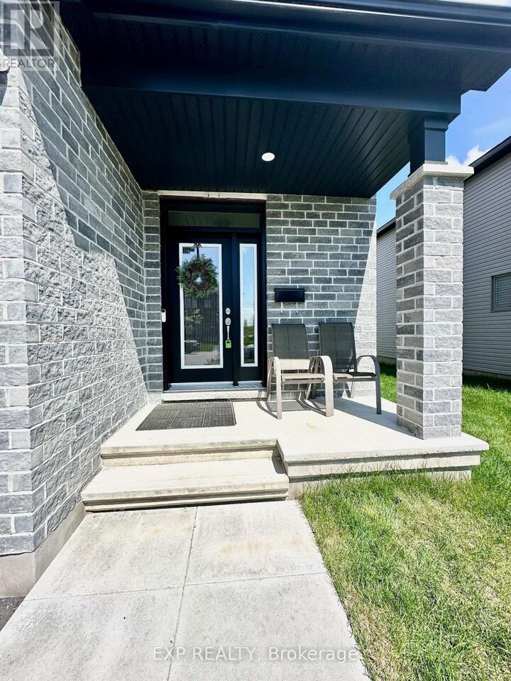 Property Photo:  712 Namur Street  ON K0A 1W0 