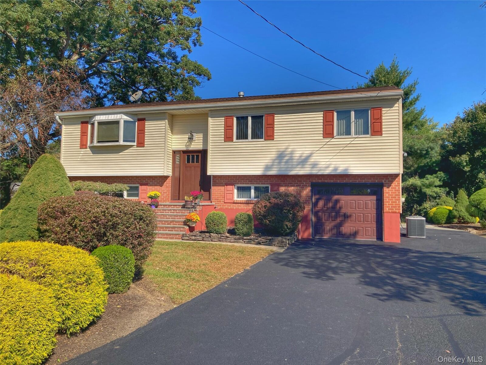 Property Photo:  5 Gurnee Drive  NY 10980 