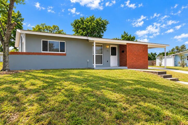 Property Photo:  1002 Cobblestone Drive  FL 34606 