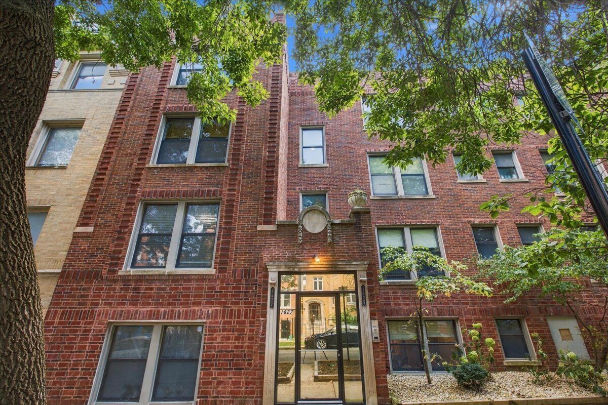 Property Photo: 1627 W Columbia Avenue 1E IL 60626