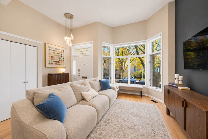 Property Photo: 3041 N Lakewood Avenue IL 60657