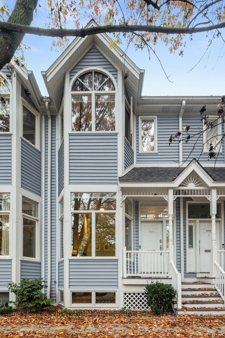 Property Photo: 3041 N Lakewood Avenue IL 60657