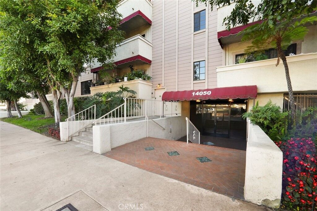 Property Photo:  14050 Magnolia Boulevard 213  CA 91423 