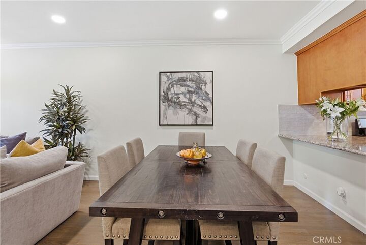 Property Photo:  729 S Hobart Boulevard 11  CA 90005 