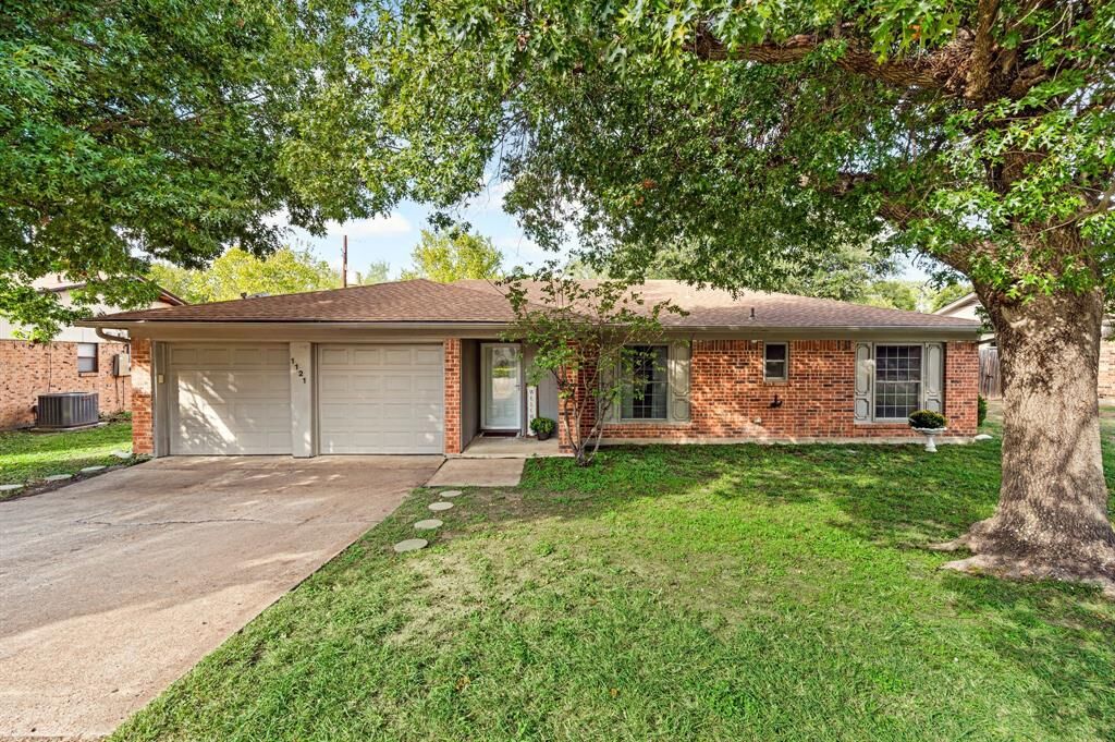 Property Photo: 1121 Timbercreek Road TX 76126