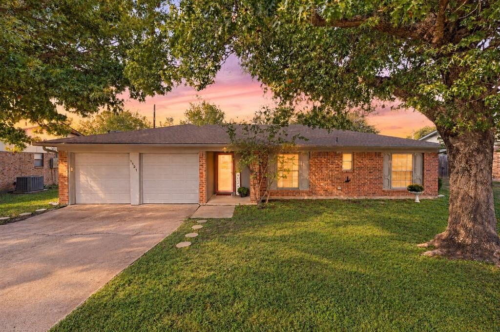 Property Photo: 1121 Timbercreek Road TX 76126