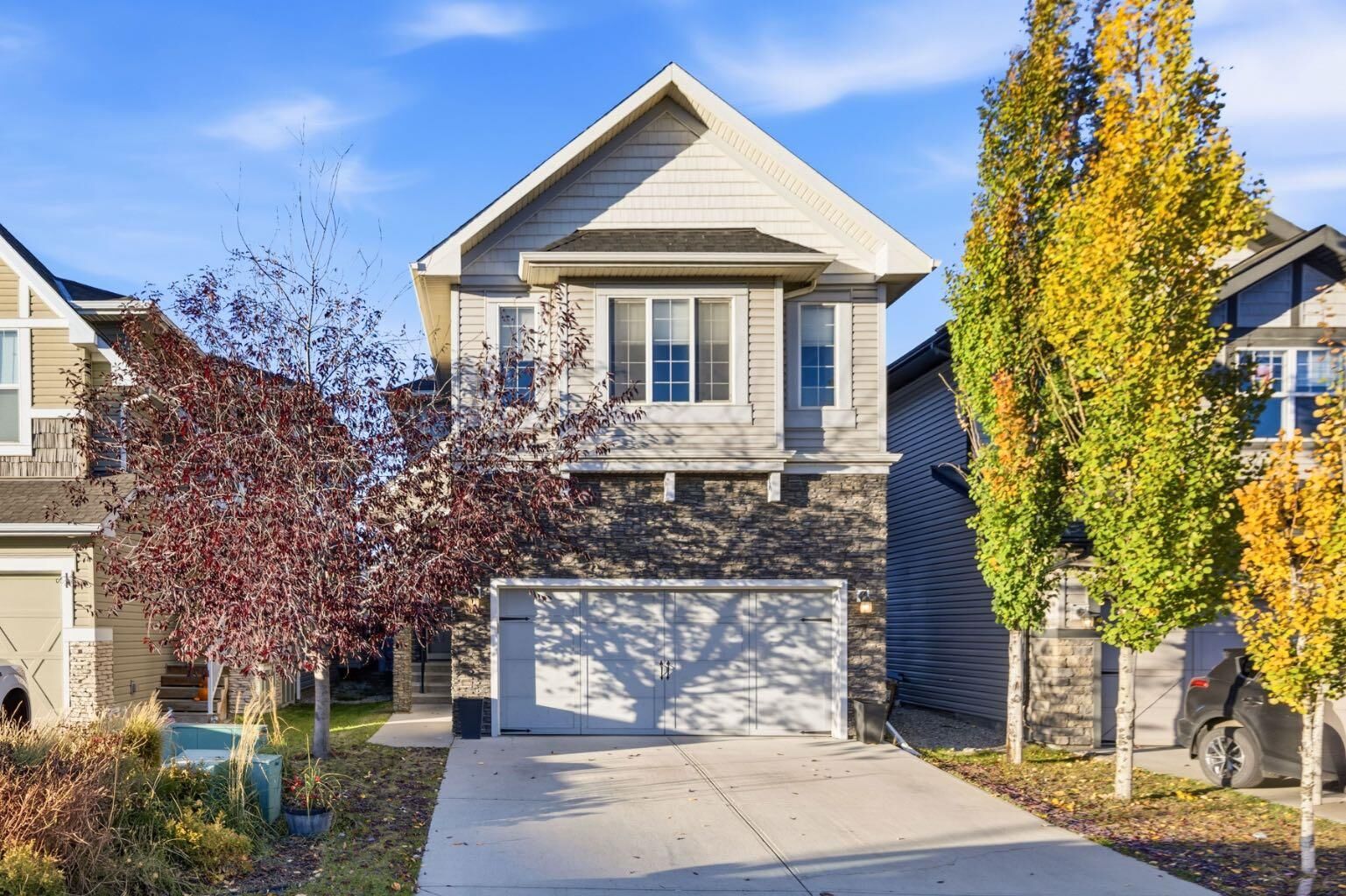 Property Photo:  411 Hillcrest Circle SW  AB T4B 4B2 