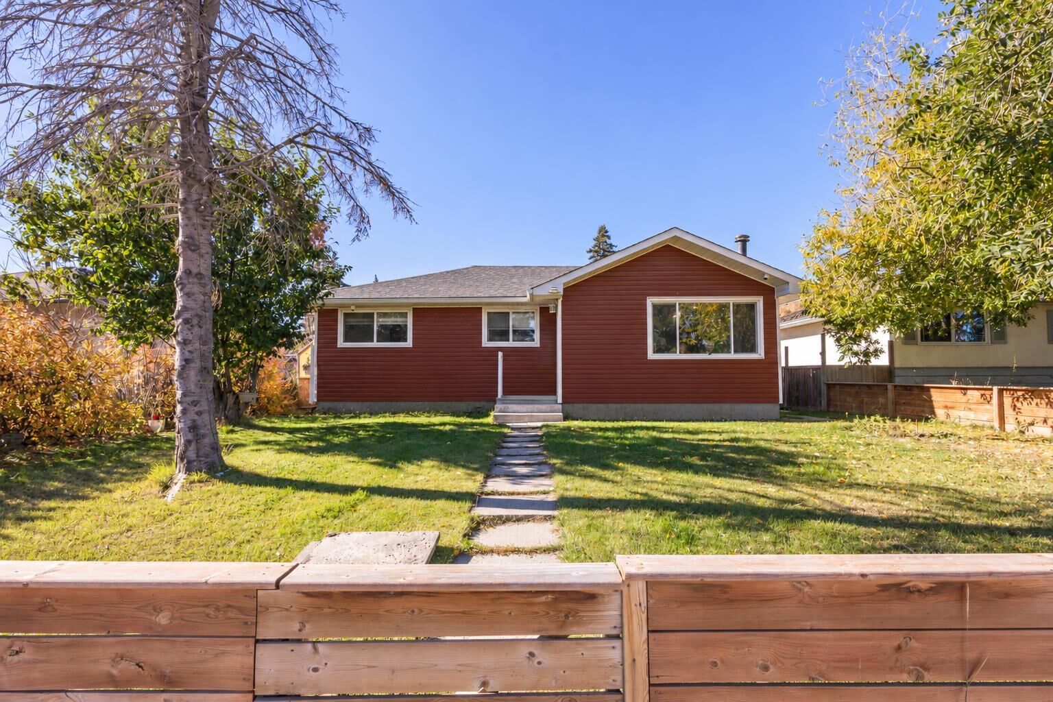 Property Photo:  2035 47 Street SE  AB T2B 1L4 