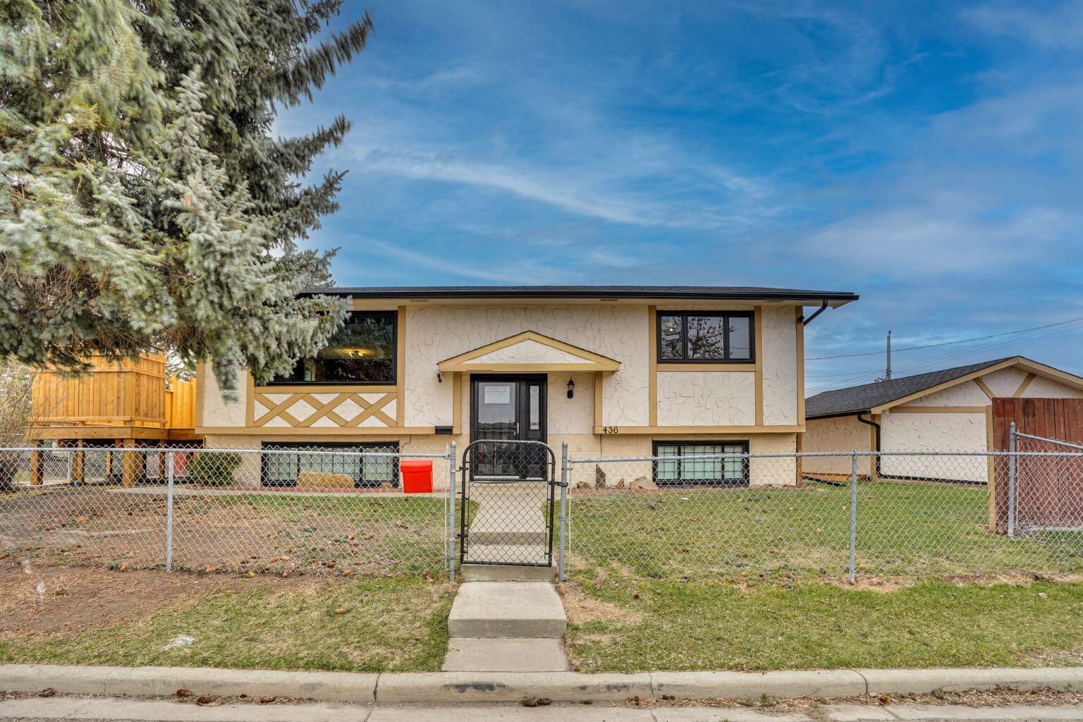Property Photo:  436 Huntley Way NE  AB T2K 4Z8 