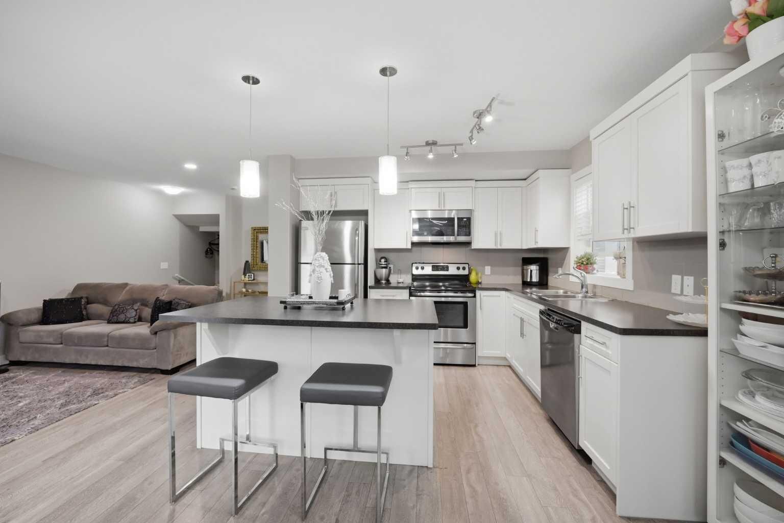 Property Photo:  427 Redstone View NE  AB T3N 1B5 