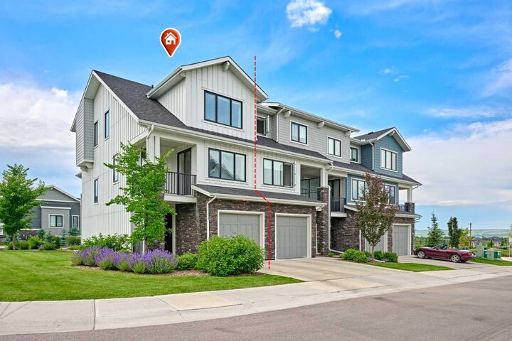 Property Photo:  102 Crestridge Common SW  AB T3B 6J5 