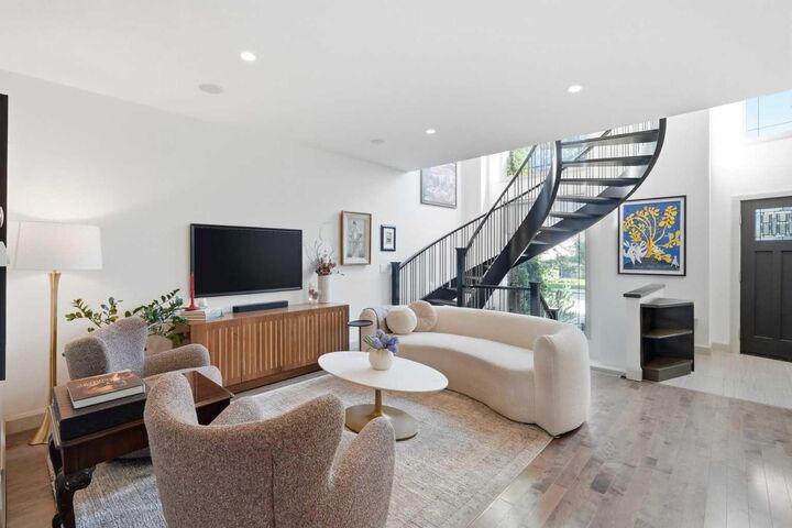 Property Photo:  2042 49 Avenue SW  AB T2T 2V4 