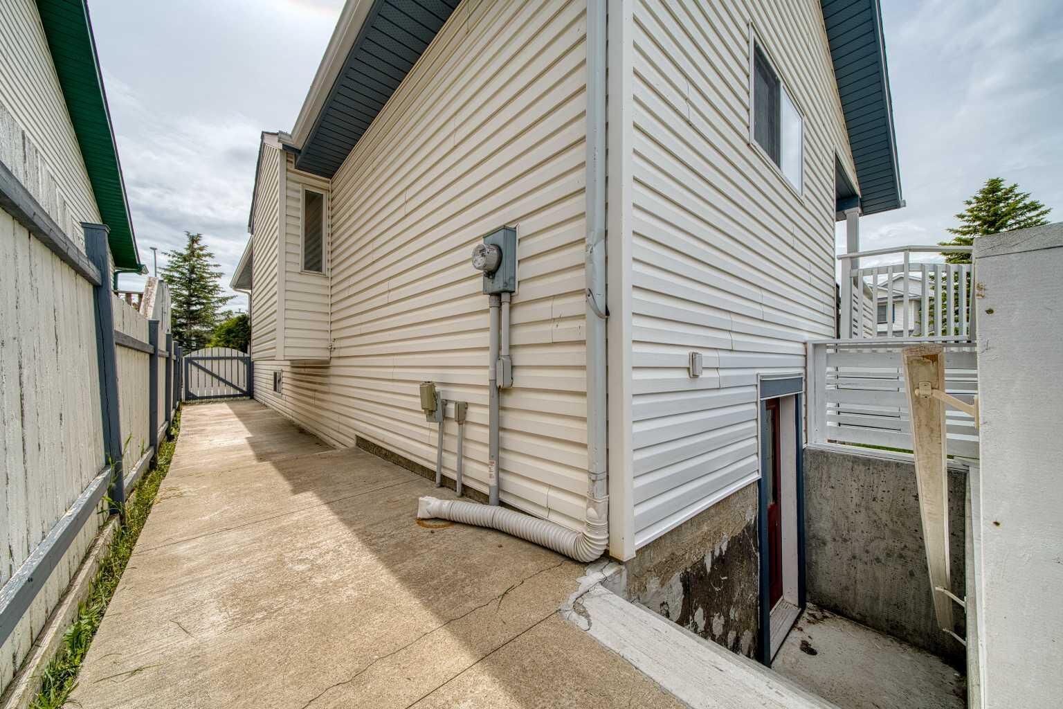 Property Photo:  119 Applemont Close SE  AB T2A 7S3 