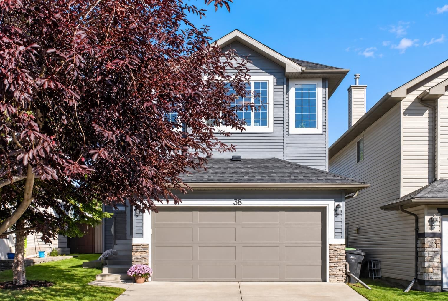 Property Photo:  38 Somerside Crescent SW  AB T2Y 4G8 