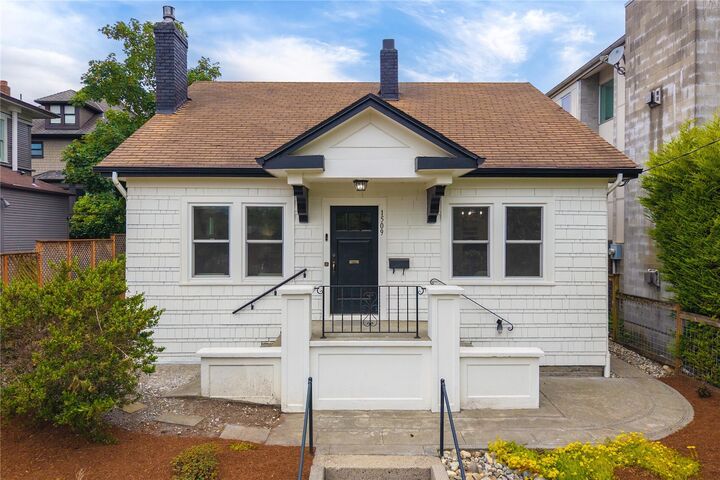 Property Photo: 1509 4th Avenue W WA 98119