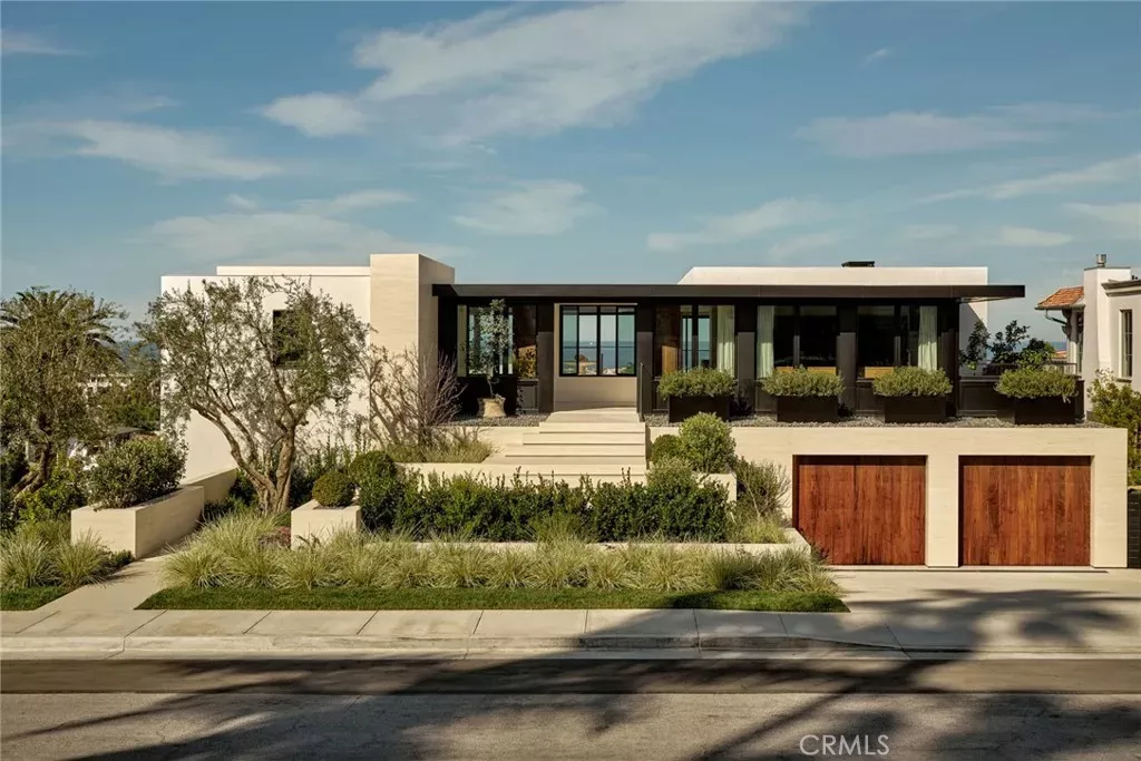 Property Photo:  101 N Poinsettia Avenue  CA 90266 
