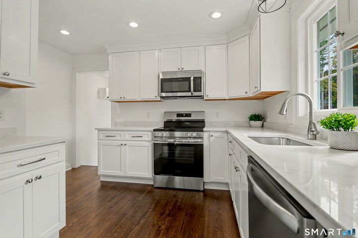 Property Photo:  30 East Maiden Lane  CT 06468 