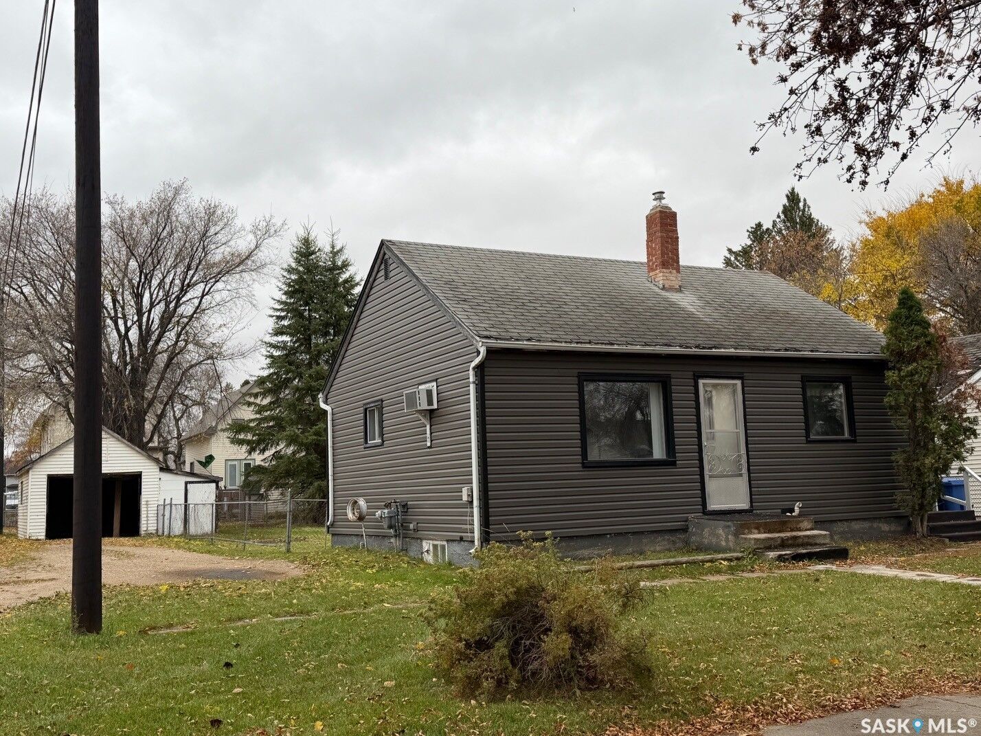 Property Photo:  182 Fourth Avenue N  SK S3N 1A8 