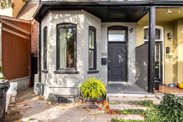 Property Photo:  752 Richmond Street W Main  ON M6J 1C5 
