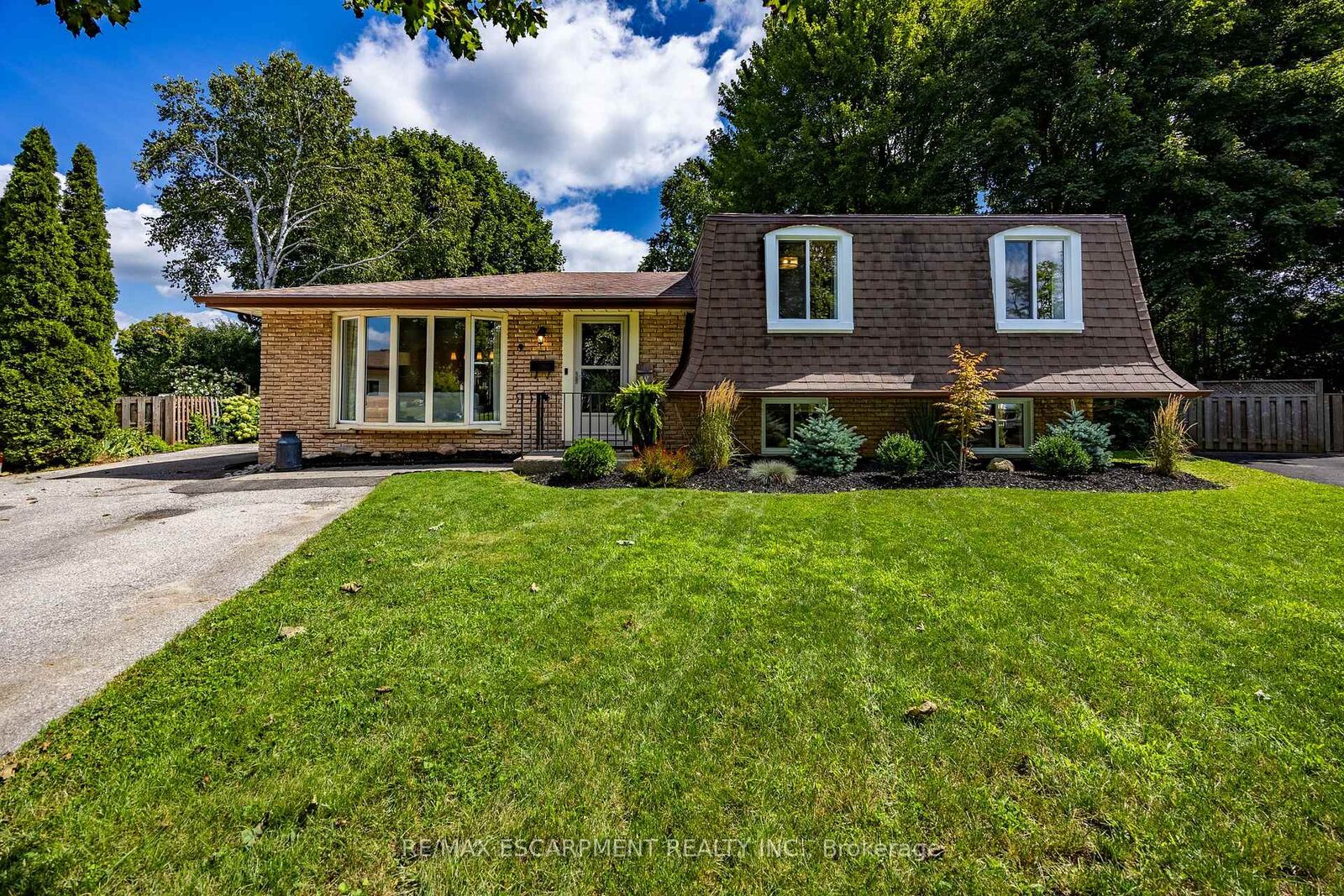 Property Photo:  9 Normandy Circle  ON N3Y 4J6 
